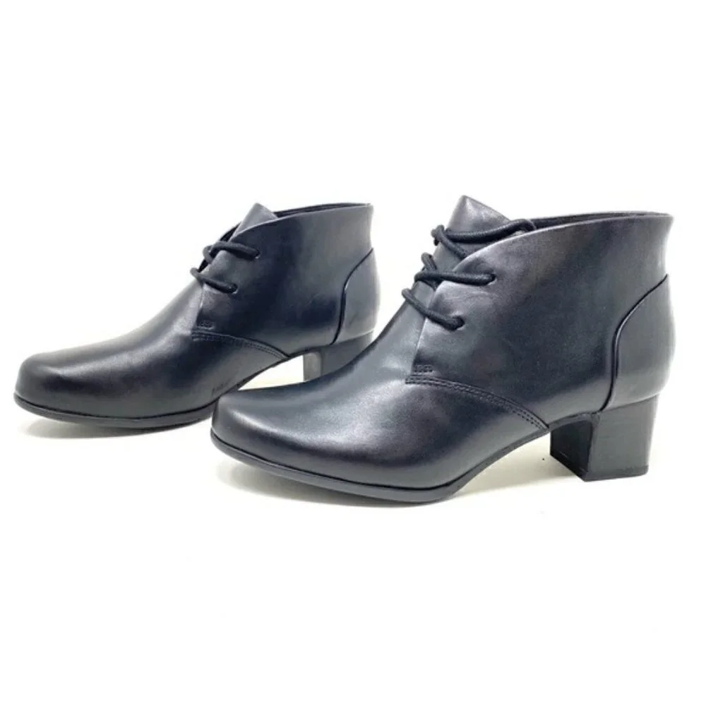 Clarks Un.Damson Tie black leather ankle boots